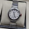 Bvlgari — esfera blanca redonda y brazalete plateado