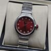 Bvlgari — esfera roja redonda y brazalete plateado