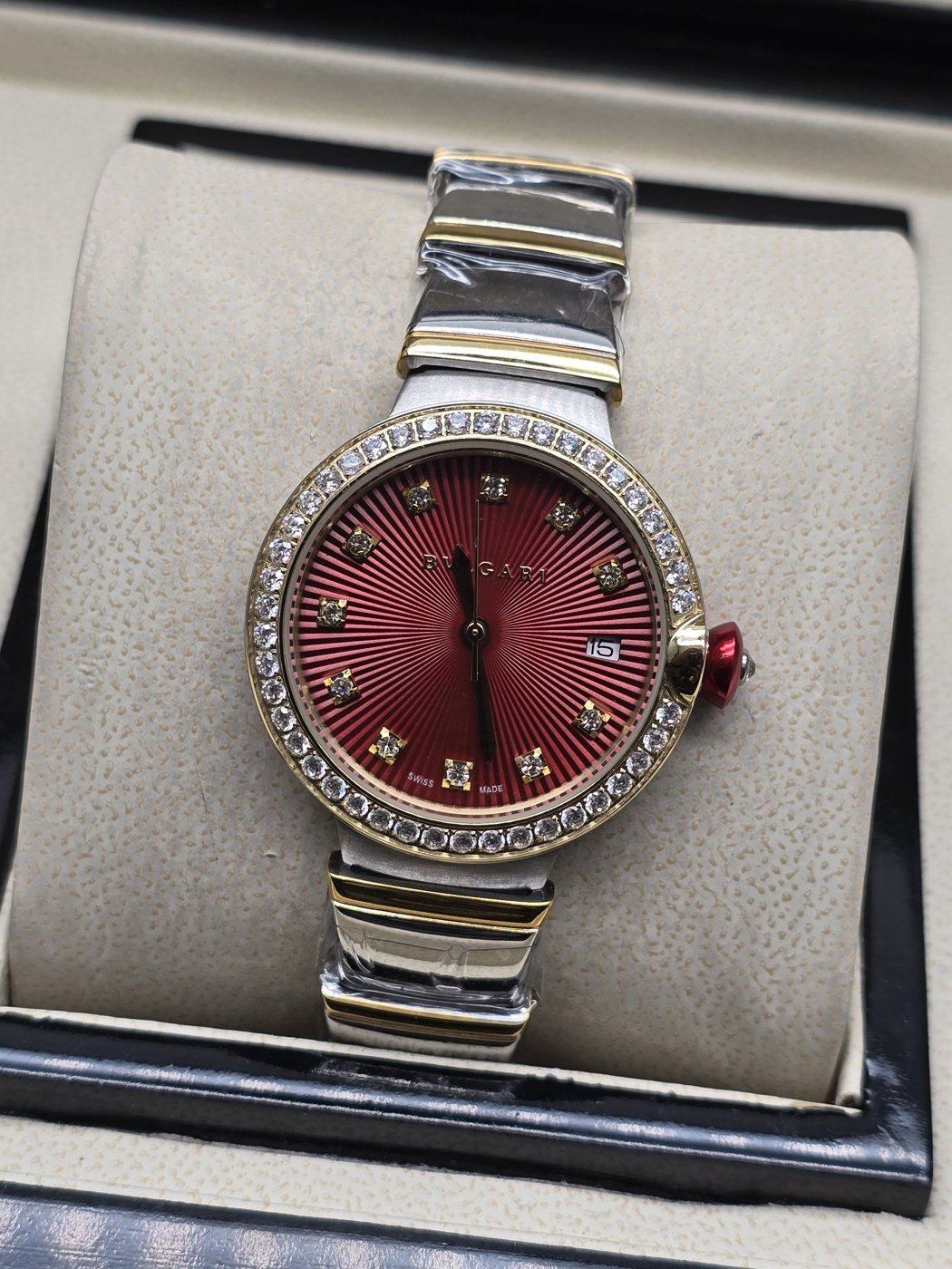 Bvlgari — esfera roja y bisel con detalles brillantes