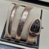 Bvlgari — esfera negra y brazalete envolvente en tono dorado