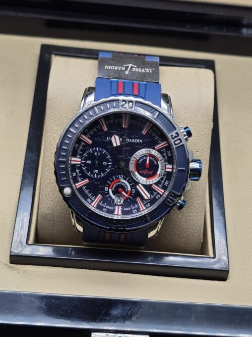 Ulysse Nardin — esfera azul con detalles rojos y correa azul