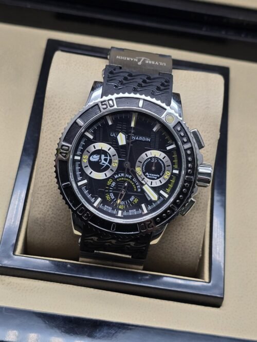 Ulysse Nardin — esfera negra con subesferas y correa negra texturizada
