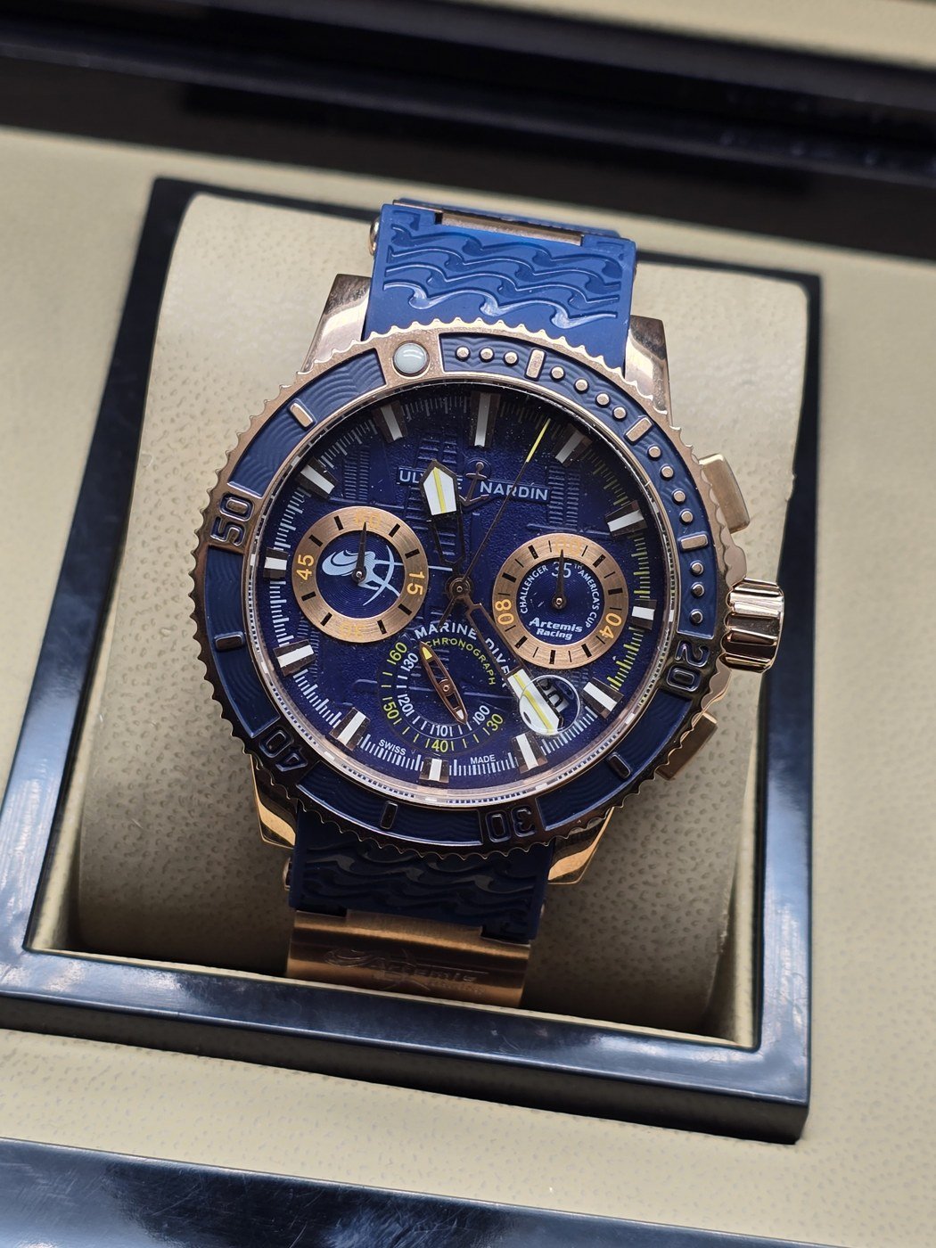 Ulysse Nardin — esfera azul texturizada y bisel en tono dorado