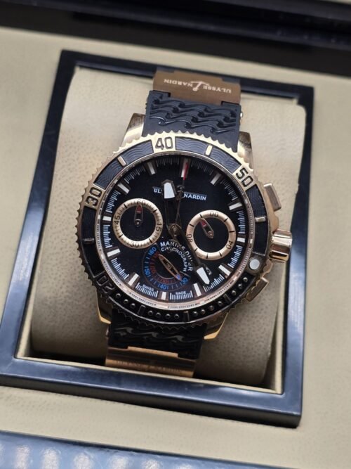 Ulysse Nardin — esfera negra con dos subesferas en tono dorado