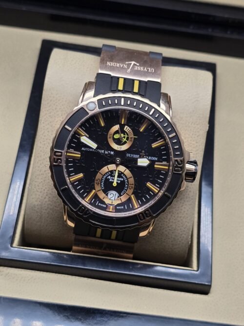 Ulysse Nardin — esfera negra texturizada con detalles amarillos