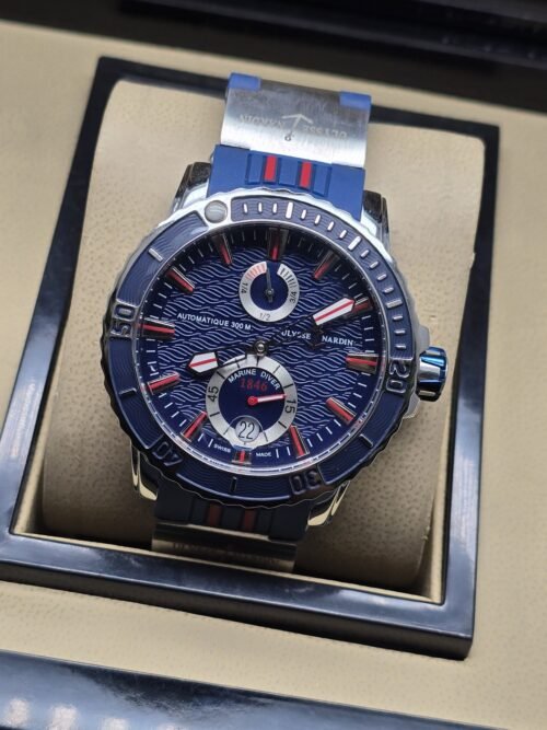 Ulysse Nardin — esfera azul texturizada con detalles rojos