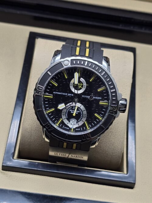 Ulysse Nardin — esfera negra con detalles amarillos y correa negra