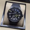 Ulysse Nardin — esfera negra con detalles amarillos y caja negra