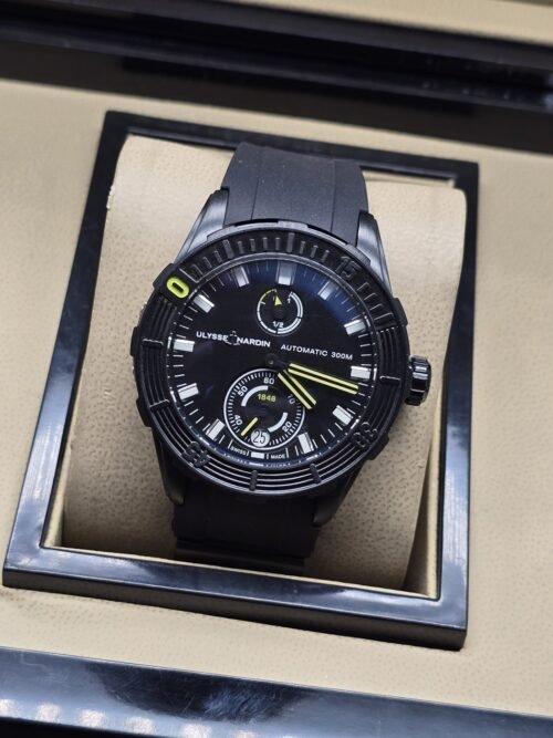 Ulysse Nardin — esfera negra con detalles amarillos y caja negra