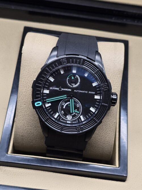 Ulysse Nardin — esfera negra con detalles turquesa y caja negra