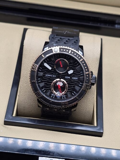 Ulysse Nardin — esfera negra texturizada con índices rojos