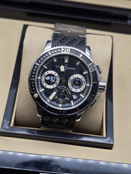 Ulysse Nardin — esfera negra con dos subesferas y caja plateada