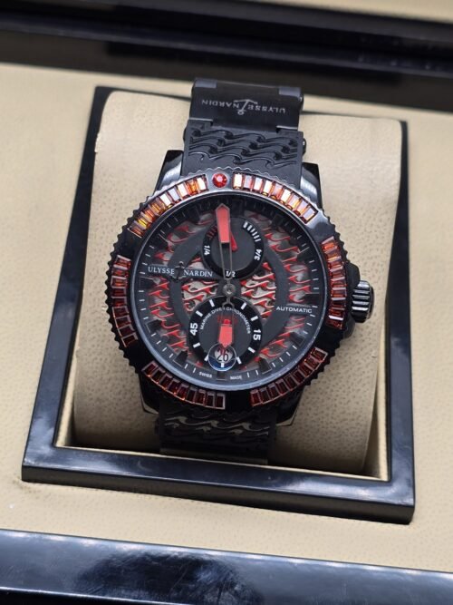 Ulysse Nardin — esfera abierta con detalles rojos y correa negra