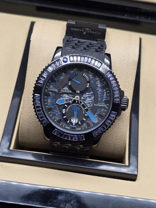 Ulysse Nardin — esfera abierta con detalles azules y correa negra