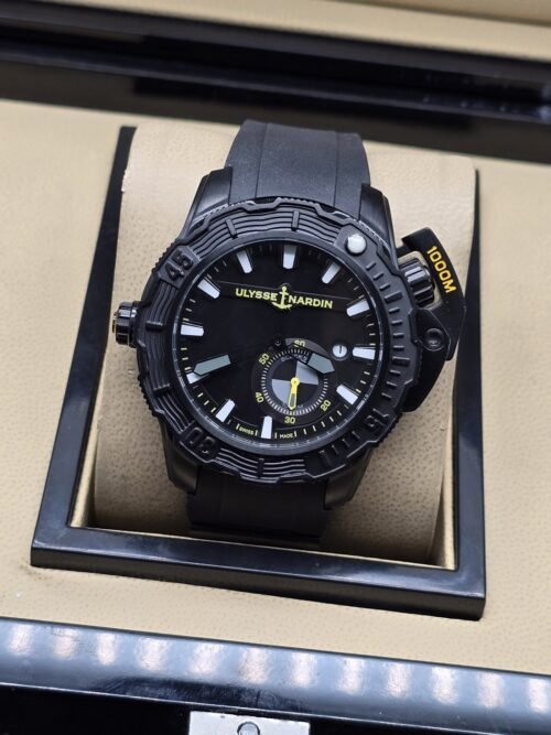 Ulysse Nardin — esfera negra con índices blancos y caja negra