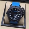 Ulysse Nardin — esfera negra con índices blancos y correa azul