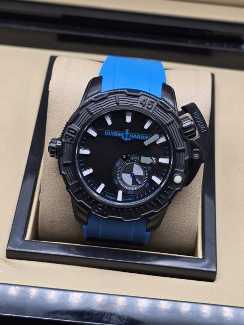 Ulysse Nardin — esfera negra con índices blancos y correa azul