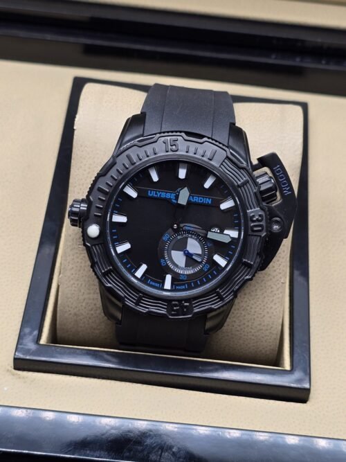 Ulysse Nardin — esfera negra con detalles azules y correa negra