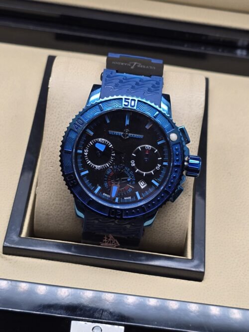 Ulysse Nardin — esfera negra con subesferas y caja azul