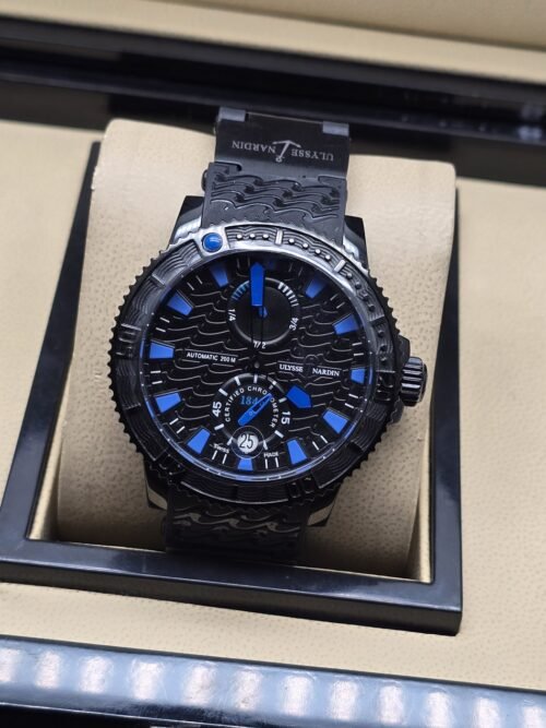 Ulysse Nardin — esfera abierta con índices azules y bisel negro