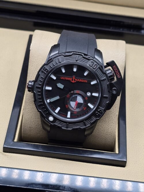 Ulysse Nardin — esfera negra con detalles rojos y caja negra