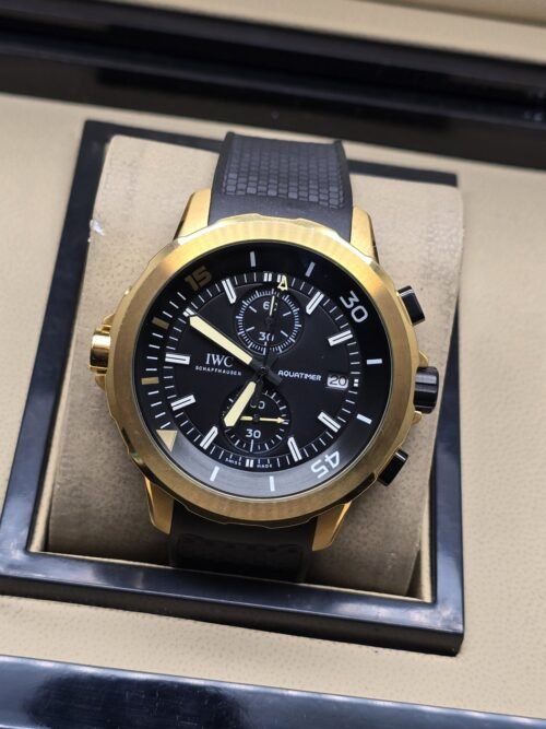 IWC — esfera negra y caja en tono dorado