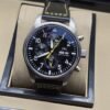 IWC — esfera negra con detalles amarillos y correa negra