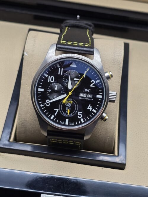IWC — esfera negra con detalles amarillos y correa negra