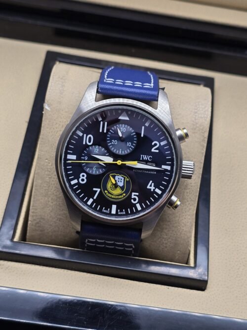 IWC — esfera azul con detalles amarillos y correa azul