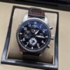 IWC — esfera negra con detalles rojos y correa negra