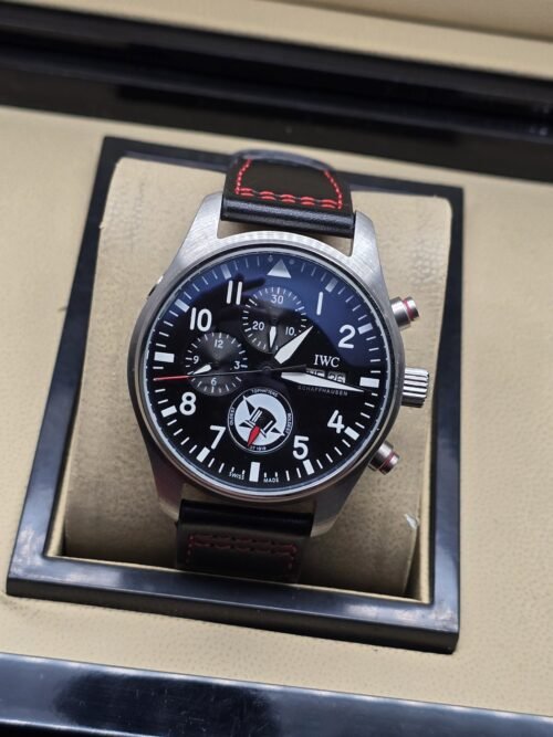IWC — esfera negra con detalles rojos y correa negra
