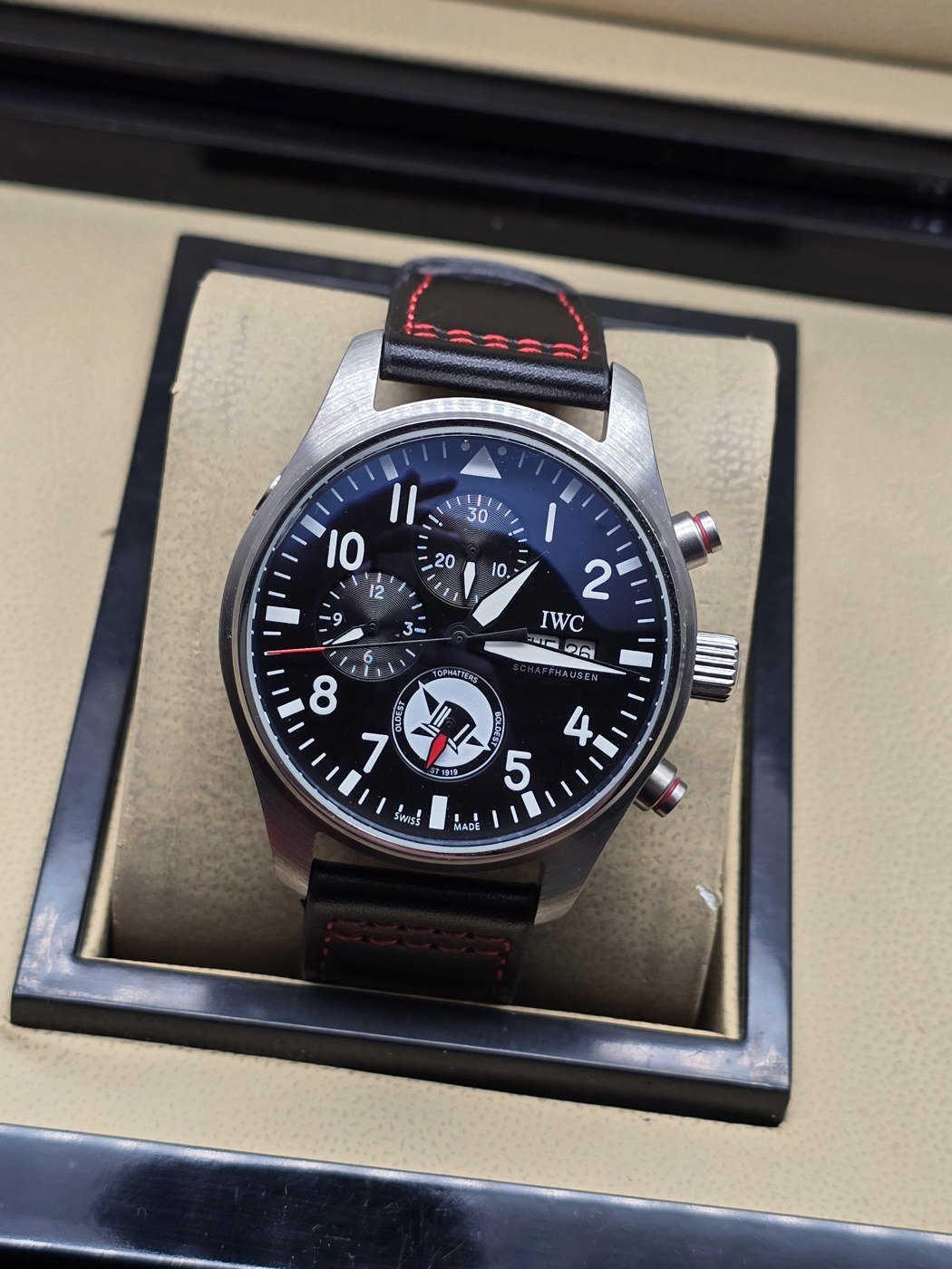 IWC — esfera negra con detalles rojos y correa negra