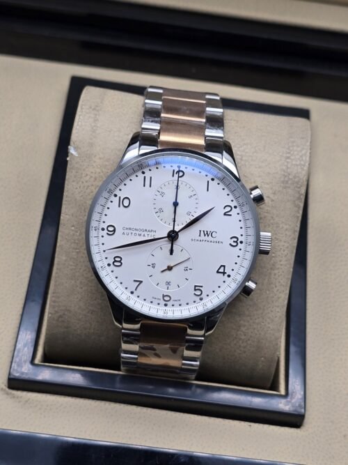 IWC — esfera blanca y brazalete plateado