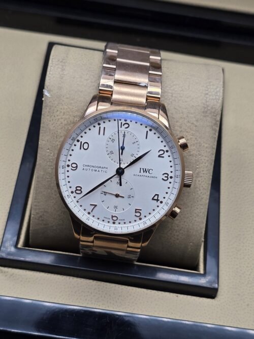 IWC — esfera blanca y brazalete en tono dorado