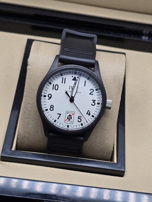 IWC — esfera blanca con números negros y correa negra