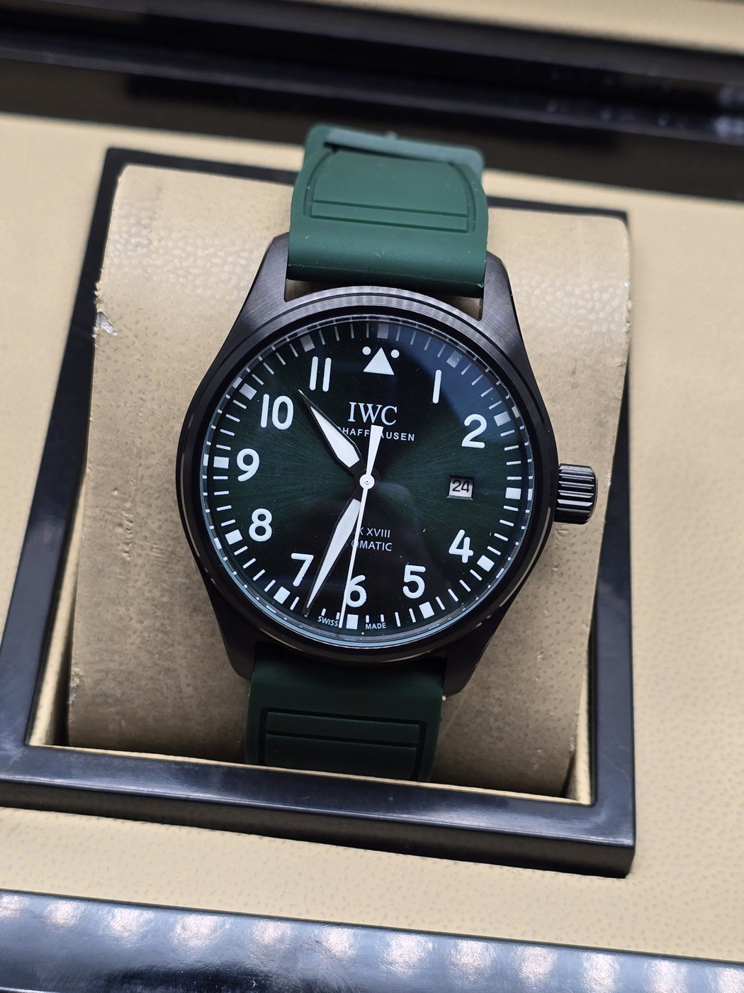 IWC — esfera oscura y correa verde