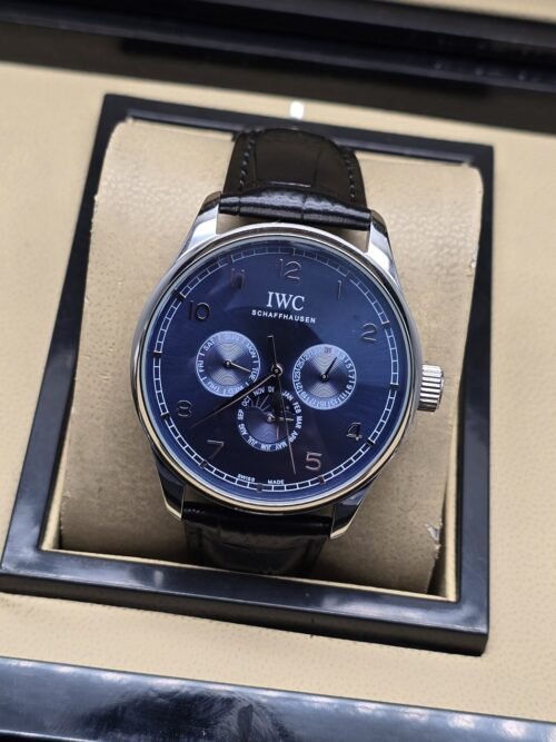 IWC — esfera azul con tres subesferas y correa negra