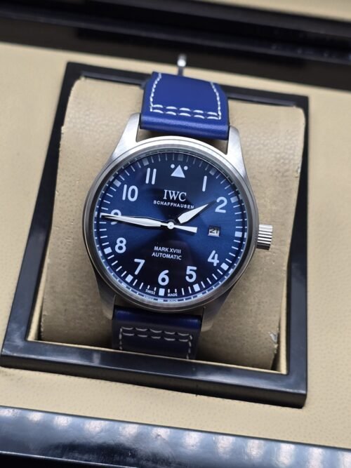 IWC — esfera azul de numeración blanca y correa azul
