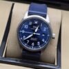 IWC — esfera azul de diseño sencillo y correa azul lisa