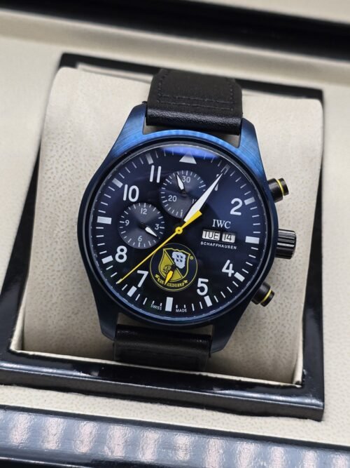 IWC — esfera negra con detalles amarillos y bisel azul