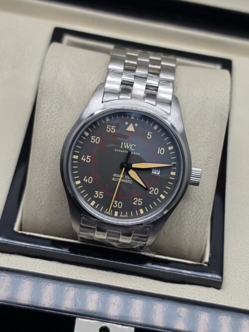 IWC — esfera gris con numeración amarilla y brazalete plateado