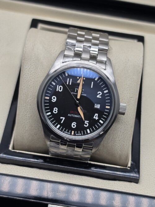 IWC — esfera negra con numeración blanca y brazalete plateado