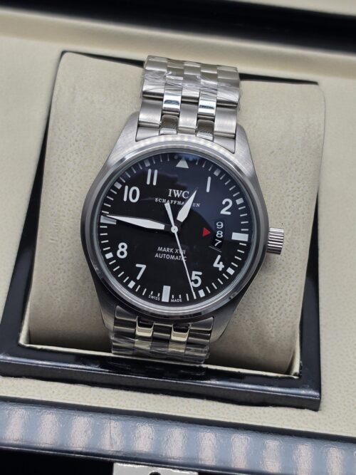 IWC — esfera negra con indicadores blancos y brazalete plateado
