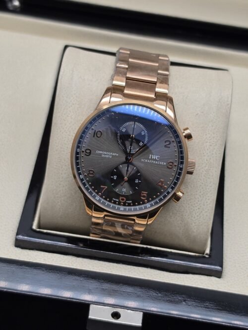 IWC — esfera gris y brazalete en tono dorado