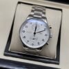 IWC — esfera blanca de números negros y brazalete plateado