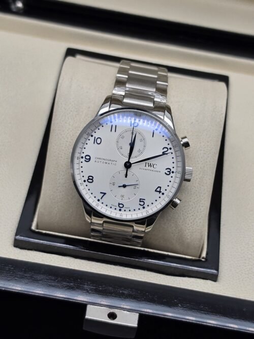 IWC — esfera blanca de números negros y brazalete plateado