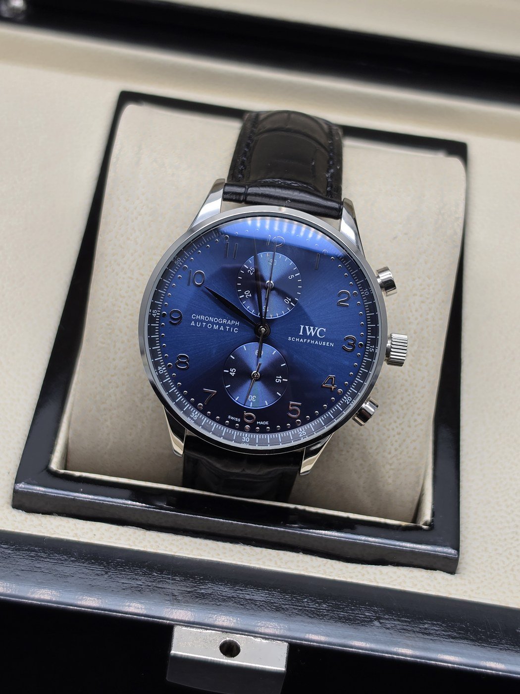 IWC — esfera azul con subesferas y correa negra texturizada