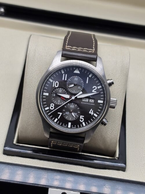 IWC — esfera negra con subesferas y correa marrón