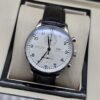 IWC — esfera blanca de diseño sencillo y correa negra