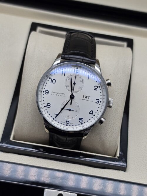 IWC — esfera blanca de diseño sencillo y correa negra